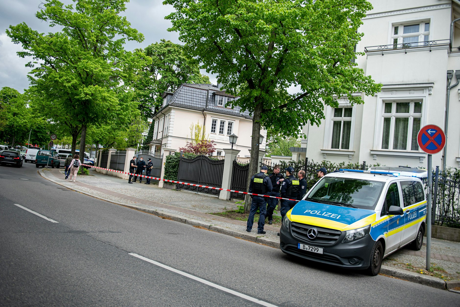 Polizisten&nbsp; stehen vor einer Villa Haus an der Königsallee in Berlin-Grunewald. Nach einer versuchten Brandstiftung an einem Auto ermittelt der polizeiliche Staatsschutz.&nbsp;