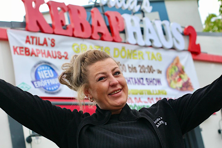 Um die Dönerliebhaber in Baumschulenweg&nbsp; zu ergattern, macht dieser Dönerladen etwas Drastisches! Das Atilas Kebap Haus 2 in der Sonnenallee, Ecke Baumschulenstraße lädt zu einem großen Fest ein! Und angestellte Alice macht „die besten Dönersoßen“, sagt sie.