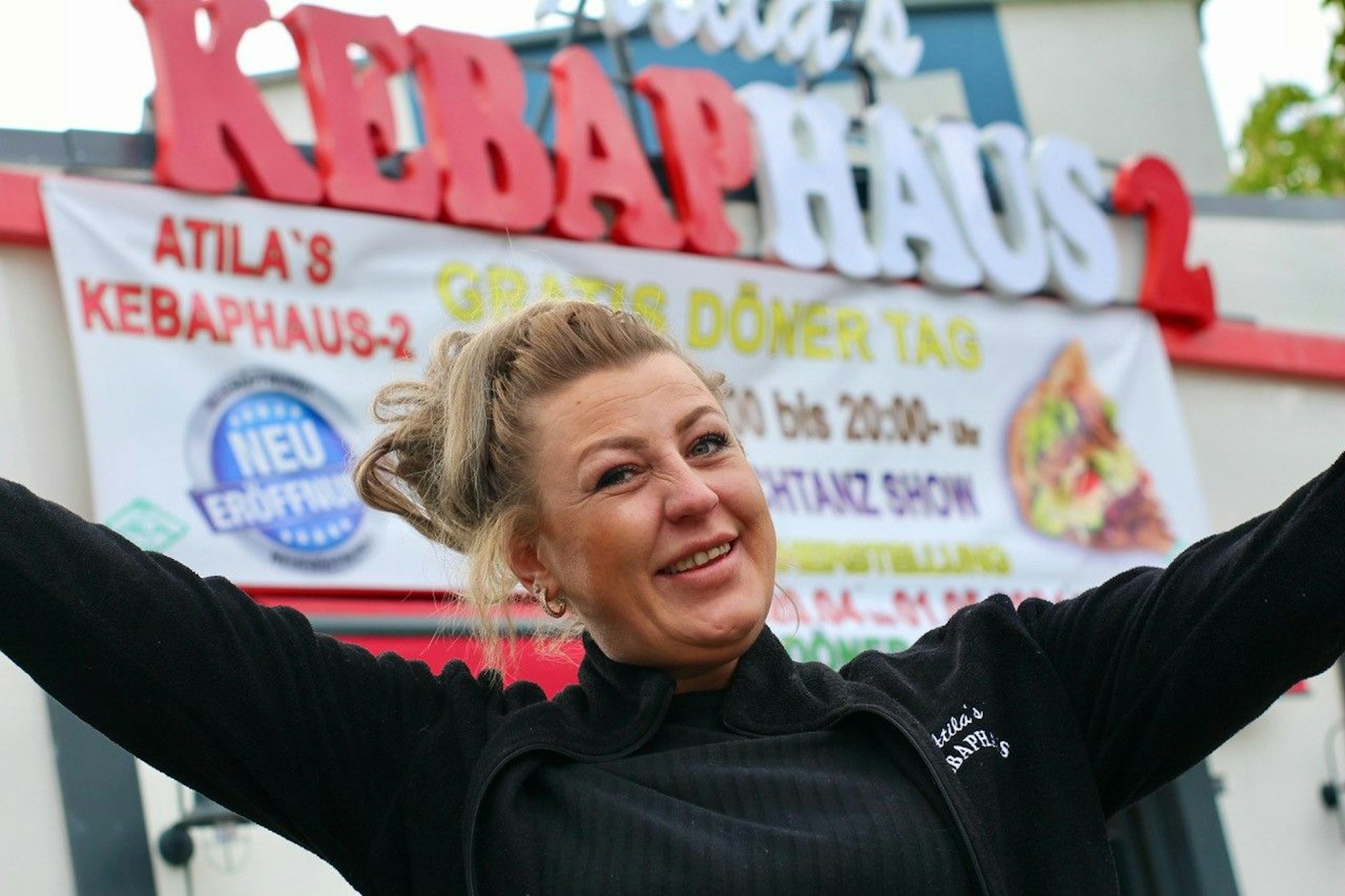 Um die Dönerliebhaber in Baumschulenweg zu ergattern, macht dieser Dönerladen etwas Drastisches! Das Atilas Kebap Haus 2 in der Sonnenallee, Ecke Baumschulenstraße lädt zu einem großen Fest ein! Und angestellte Alice macht „die besten Dönersoßen“, sagt sie.