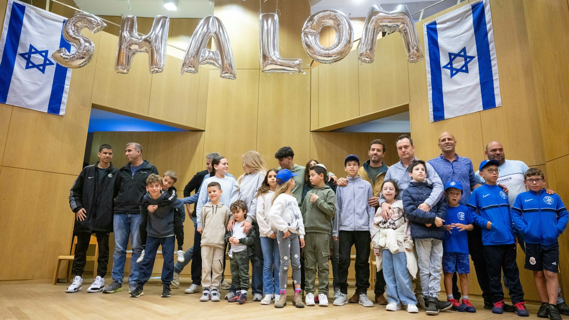 Die israelischen Kinder und Jugendlichen stehen am Montag in der Aula der Heinz-Galinski-Schule in Berlin.&nbsp;