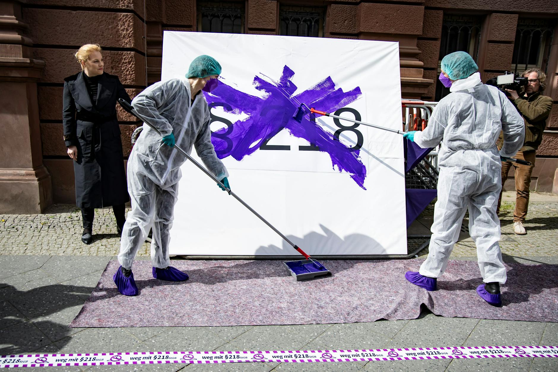 Aktivistinnen überstreichen symbolisch mit lila Farbe „§218“. Sie wollen damit ein Zeichen für die Abschaffung des Paragrafen 218 des Strafgesetzbuches und für die sexuelle Selbstbestimmung von Frauen setzen.