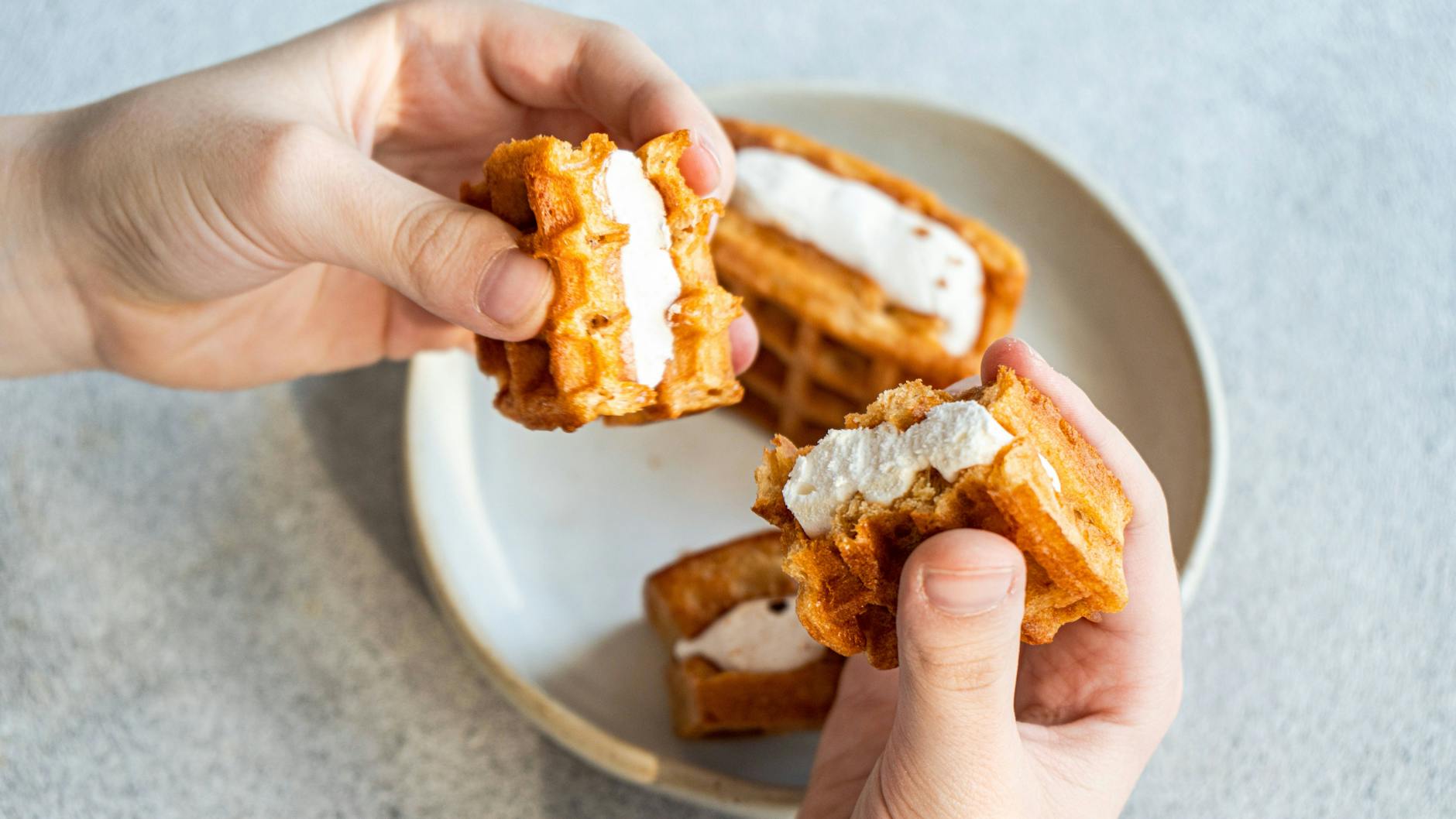 Das Rezept für Waffeln mit einer cremigen Marshmallow-Füllung müssen Sie probieren.