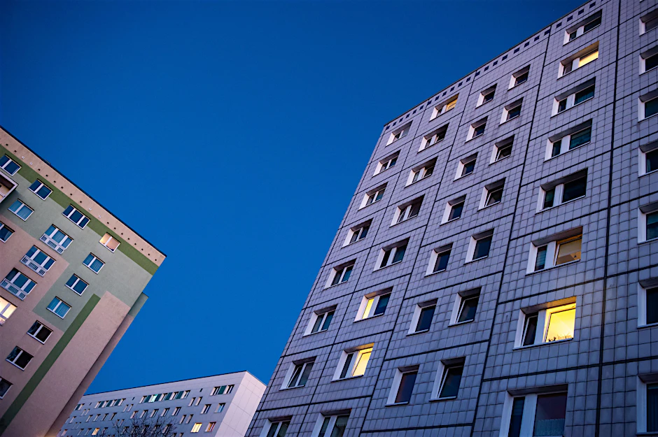 Wohnungen in Berlin sind teuer. Die Angebotsmieten für Neubauwohnungen sind im ersten Quartal 2024 aber leicht gesunken.