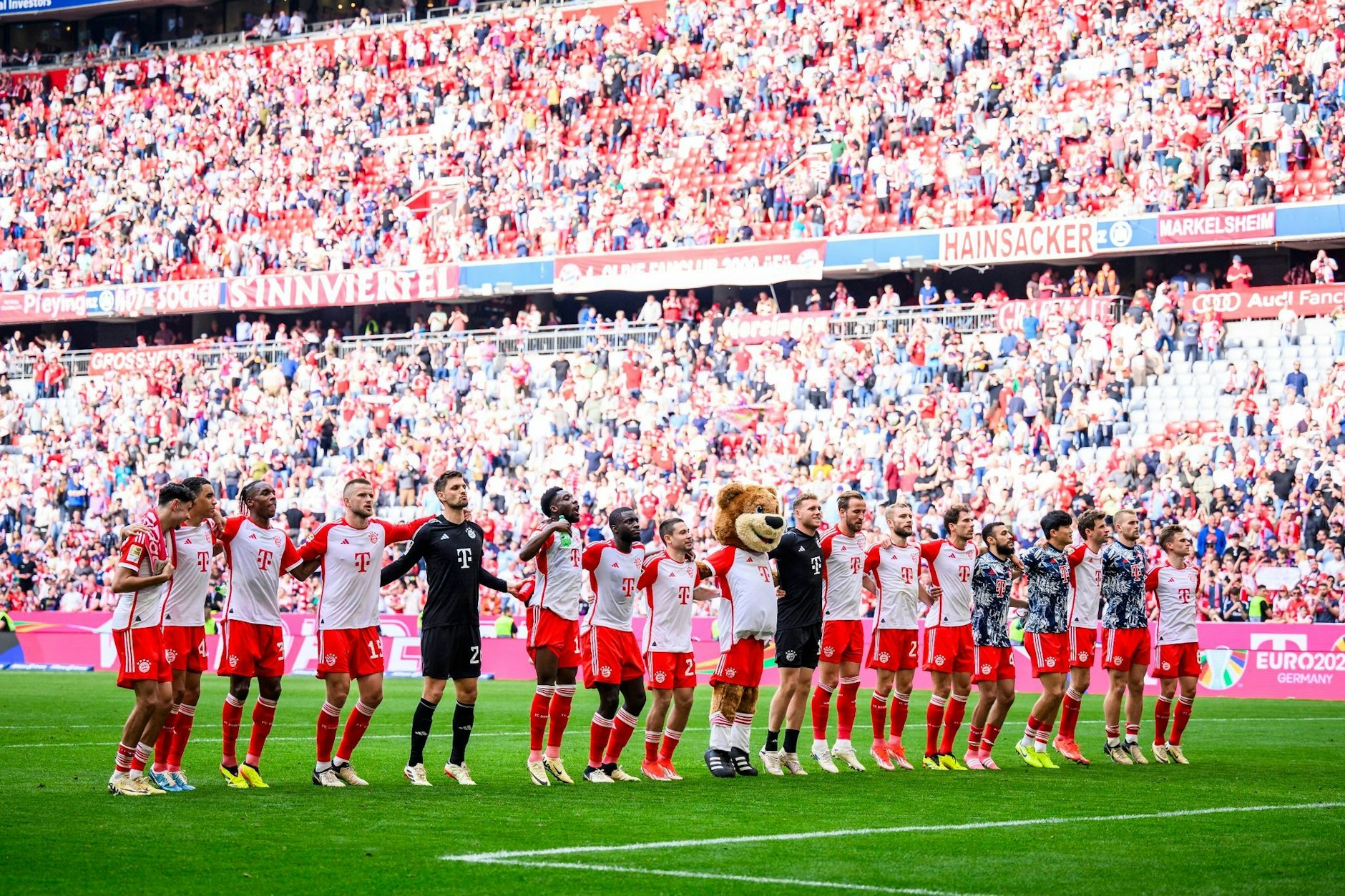 Die Spieler des FC Bayern bedanken sich nach dem Sieg gegen den 1. FC Köln bei den Fans.