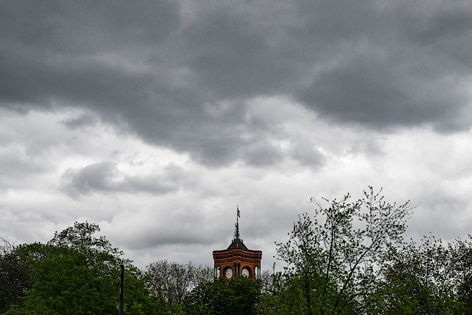 Dunkle Wolken sind über dem Roten Rathaus am Alexanderplatz zu sehen.  