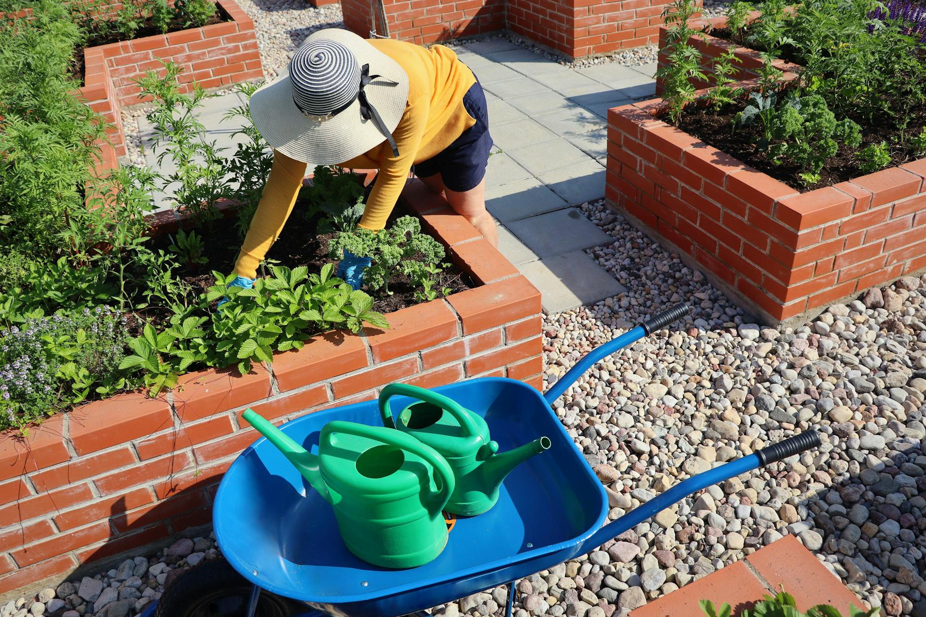 Ein Hochbeet kann auch dort angelegt werden, wo der Boden steinig ist. So können auch Balkone bepflanzt werden.