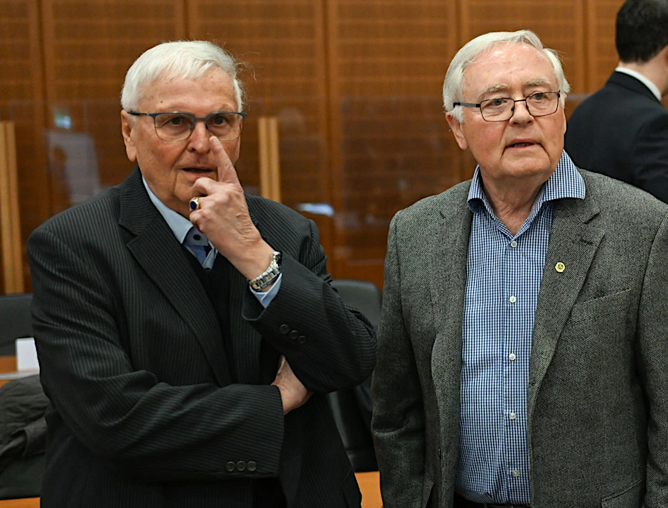 Theo Zwanziger (l), früherer DFB-Präsident, und Horst R. Schmidt, früherer DFB-Generalsekretär, bei der Fortsetzung im Sommermärchen-Prozess.  