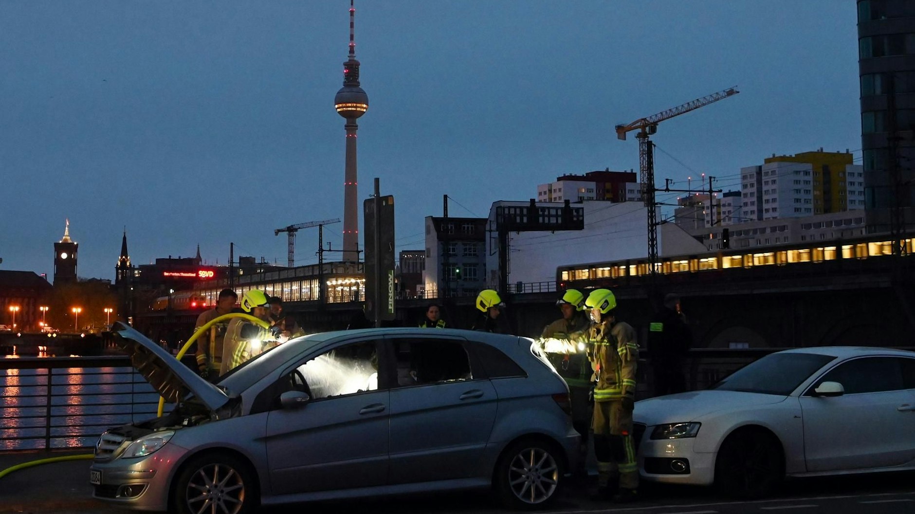 Die Berliner Feuerwehr am Tatort der Brandstiftung.