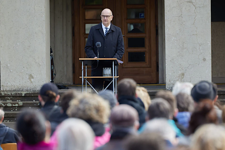 Dietmar Woidke (SPD), Ministerpräsident Brandenburgs, spricht bei der Zentralen Gedenkveranstaltung anlässlich des 79. Jahrestages der Befreiung des Frauen-Konzentrationslagers Ravensbrück.  