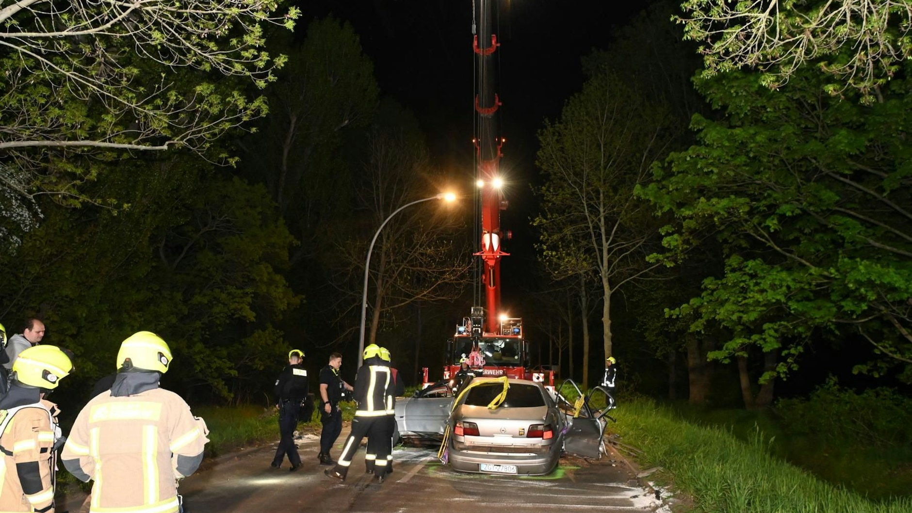 Der Blankenburger Pflasterweg war für die Bergung des Unfallautos stundenlang gesperrt.