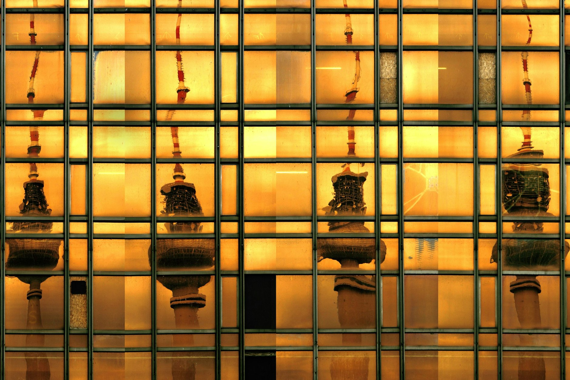 Der Fernsehturm spiegelt sich in den Fassadenfenstern des Palastes der Republik.