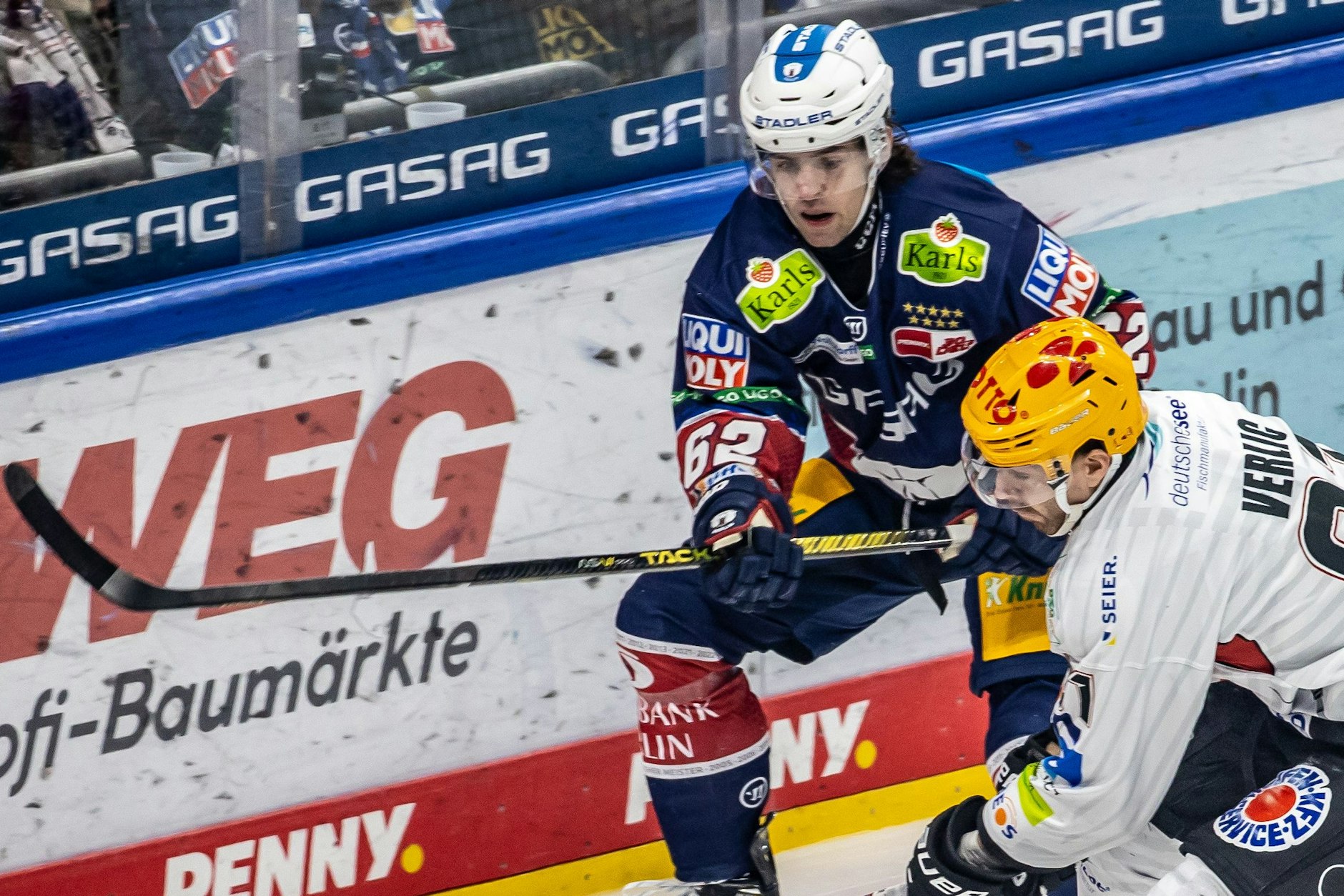 Das wird in den nächsten Tagen häufig auf Eisbär Thomas Schemitsch (l.) zukommen: Duelle mit Bremerhaven-Stürmer Miha Verlic.