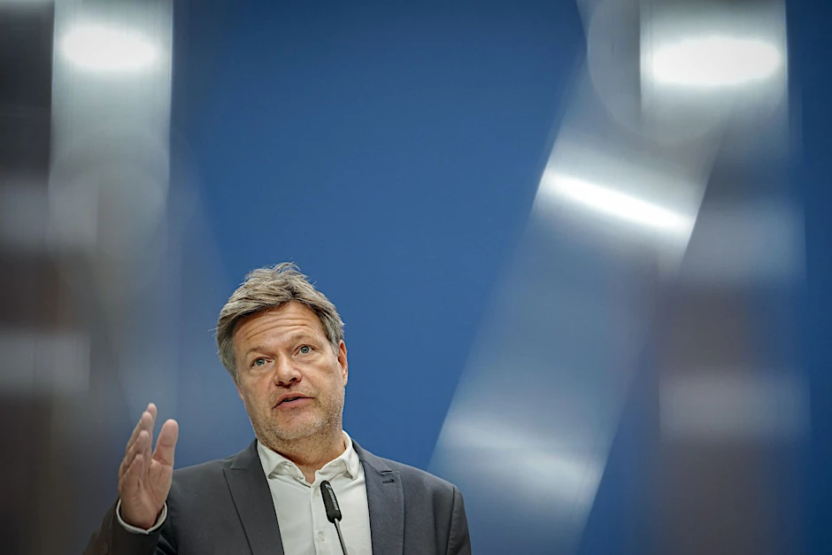 „Wir sehen heute, dass die Stromversorgung&nbsp;weiter&nbsp;sicher ist, die Strompreise auch nach dem Atomausstieg gefallen sind und die CO₂-Emissionen ebenfalls runtergehen“, sagte Habeck.