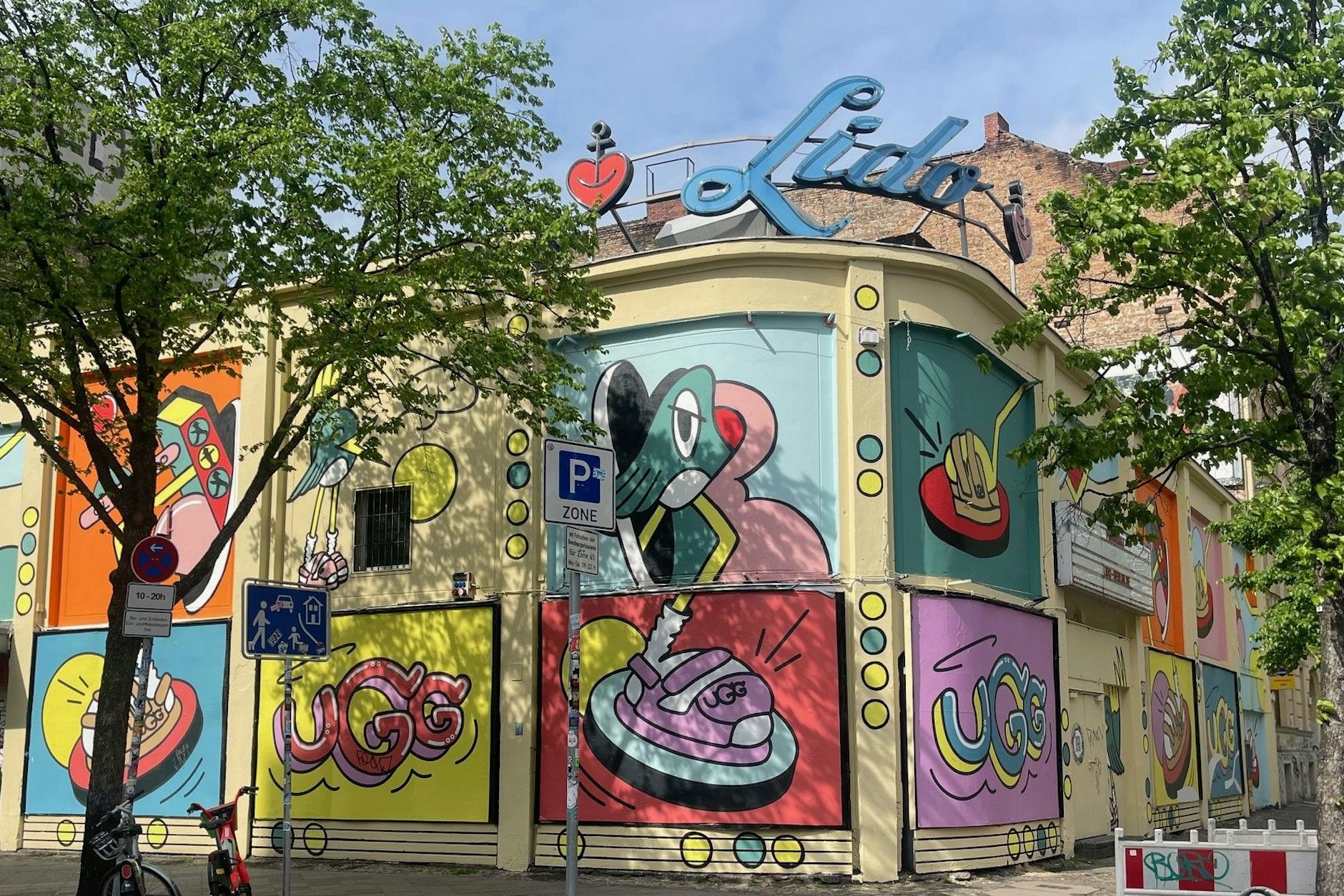 Was ist hier los? Treter statt Mucke. Auf der Fassade der Berliner Konzertlocation Lido macht die Schuhfirma UGG Werbung für die neue Kollektion, eher so Sandalen.&nbsp;