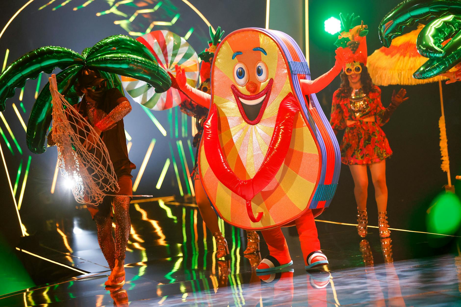 Der Flip Flop bei The Masked Singer. Stecken unter diesem Kostüm zwei Promis, die sich abwechseln?