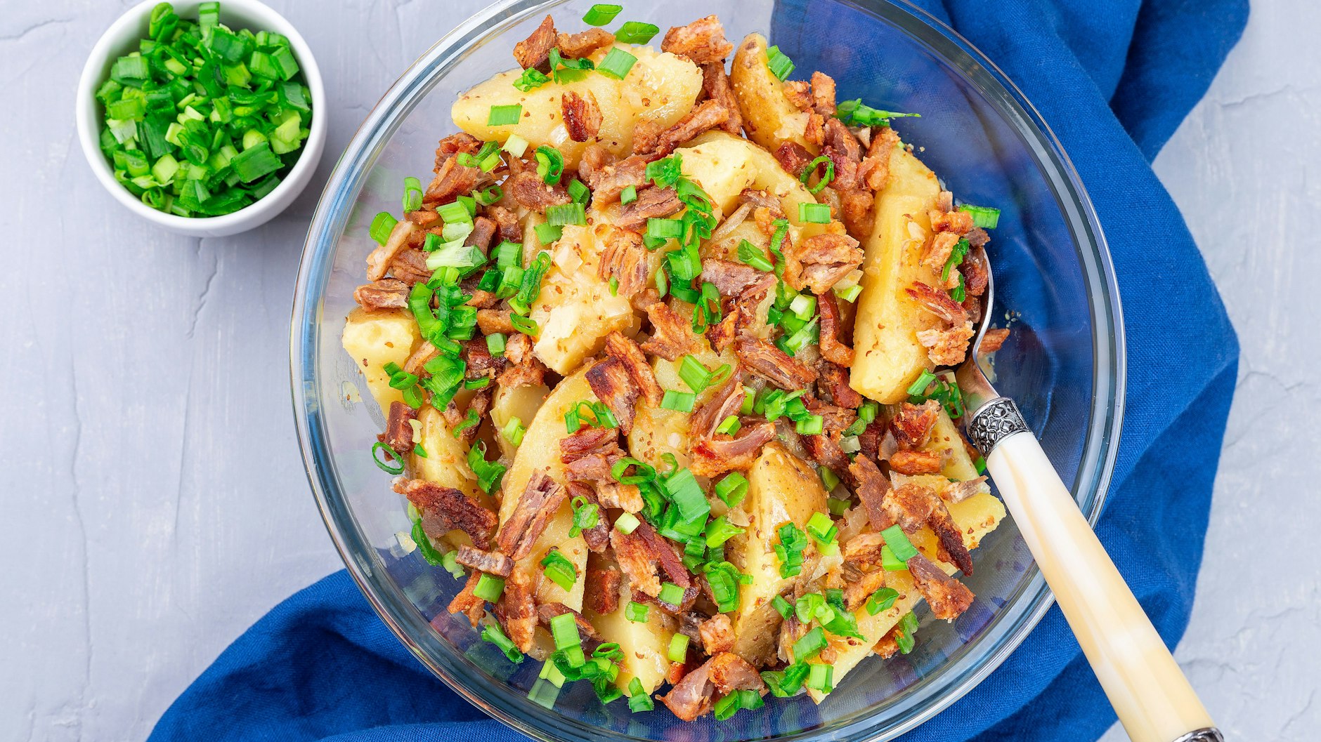Dieses deftige Rezept für Kartoffelsalat mit Bacon ist etwas ganz Besonderes.