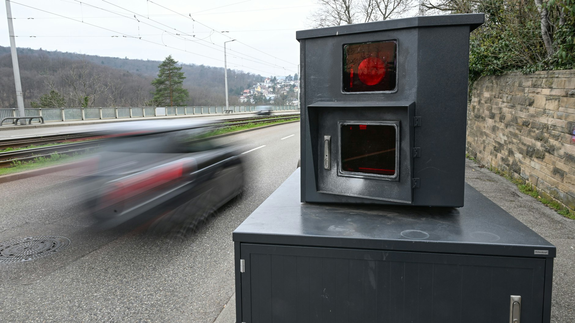 Alle Insassen im Auto dürfen weder Blitzer-Apps, Radar-Warner noch ähnliche Systeme während der Fahrt bedienen. 