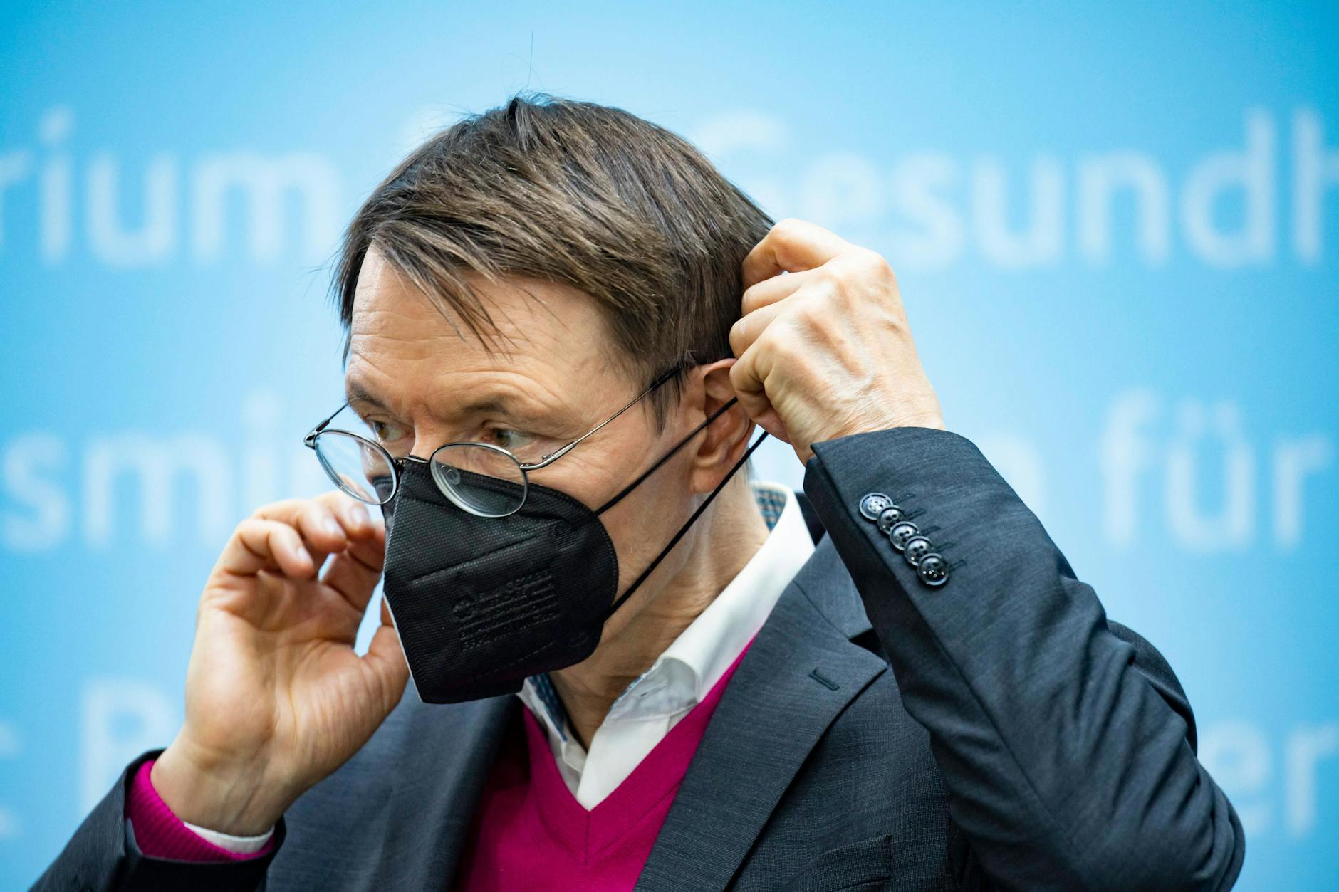 Karl Lauterbach mit Maske bei einer Pressekonferenz