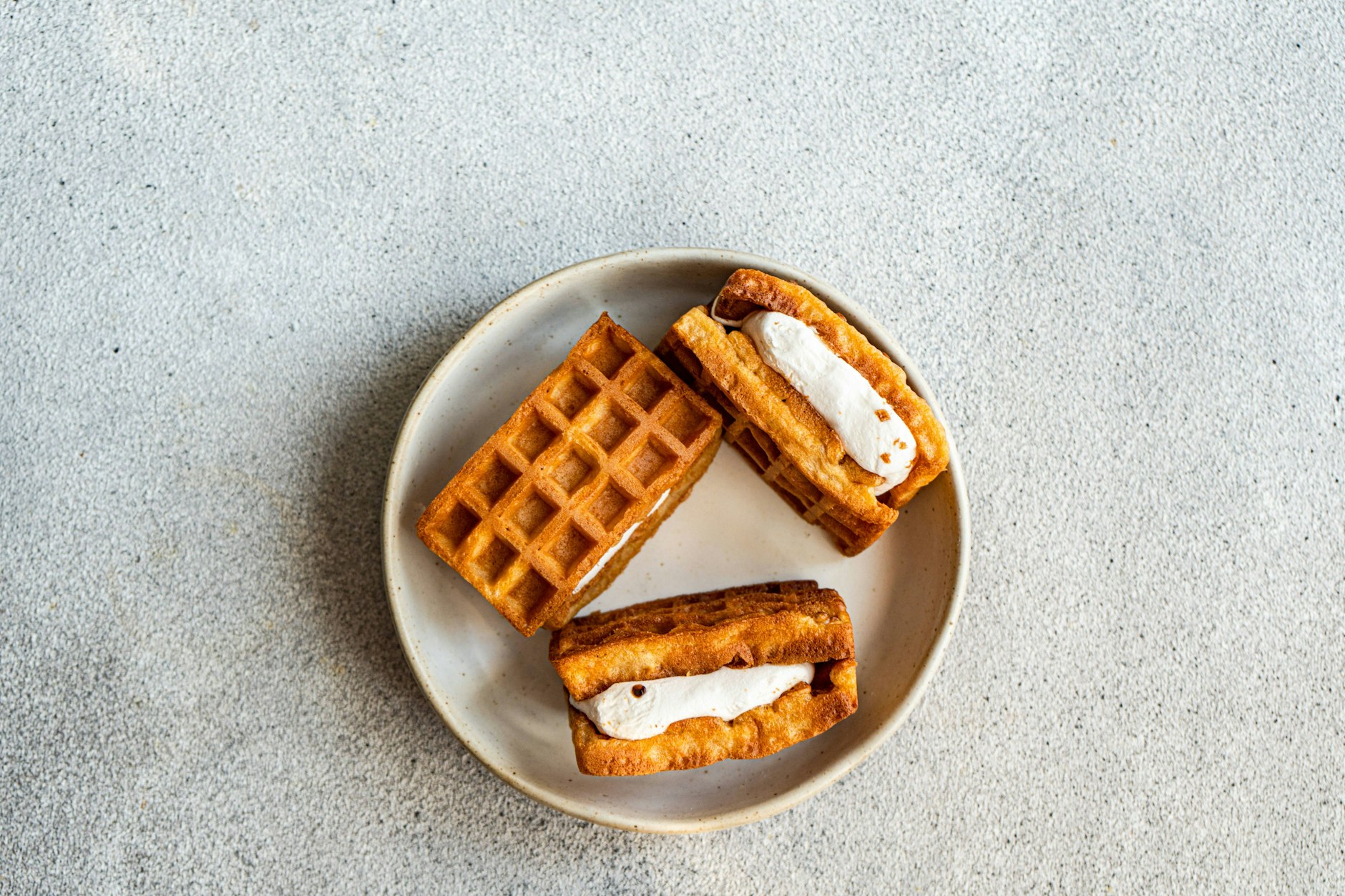 Kinder lieben das Rezept für Waffeln mit Marshmallow-Füllung.