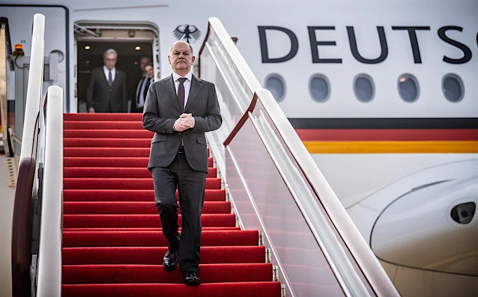Bundeskanzler Olaf Scholz (SPD) steigt am Flughafen von Chongqing in China aus dem Flugzeug.  