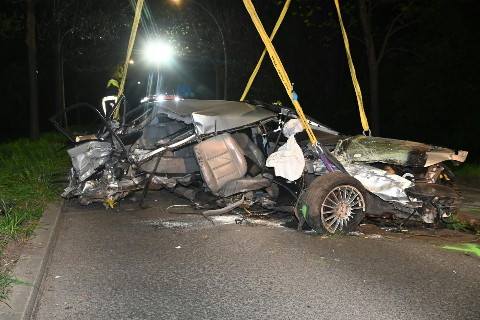 Horror-Crash in Pankow: Aus diesem Wrack kam ein Mann lebend raus.