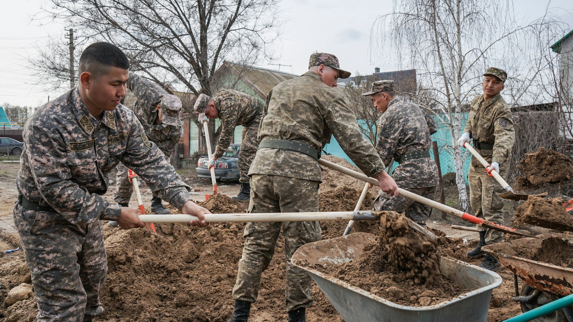 Soldaten bauen einen Damm in den von der Flut bedrohten Gebieten bei Uralsk im Nordwesten von Kasachstan.