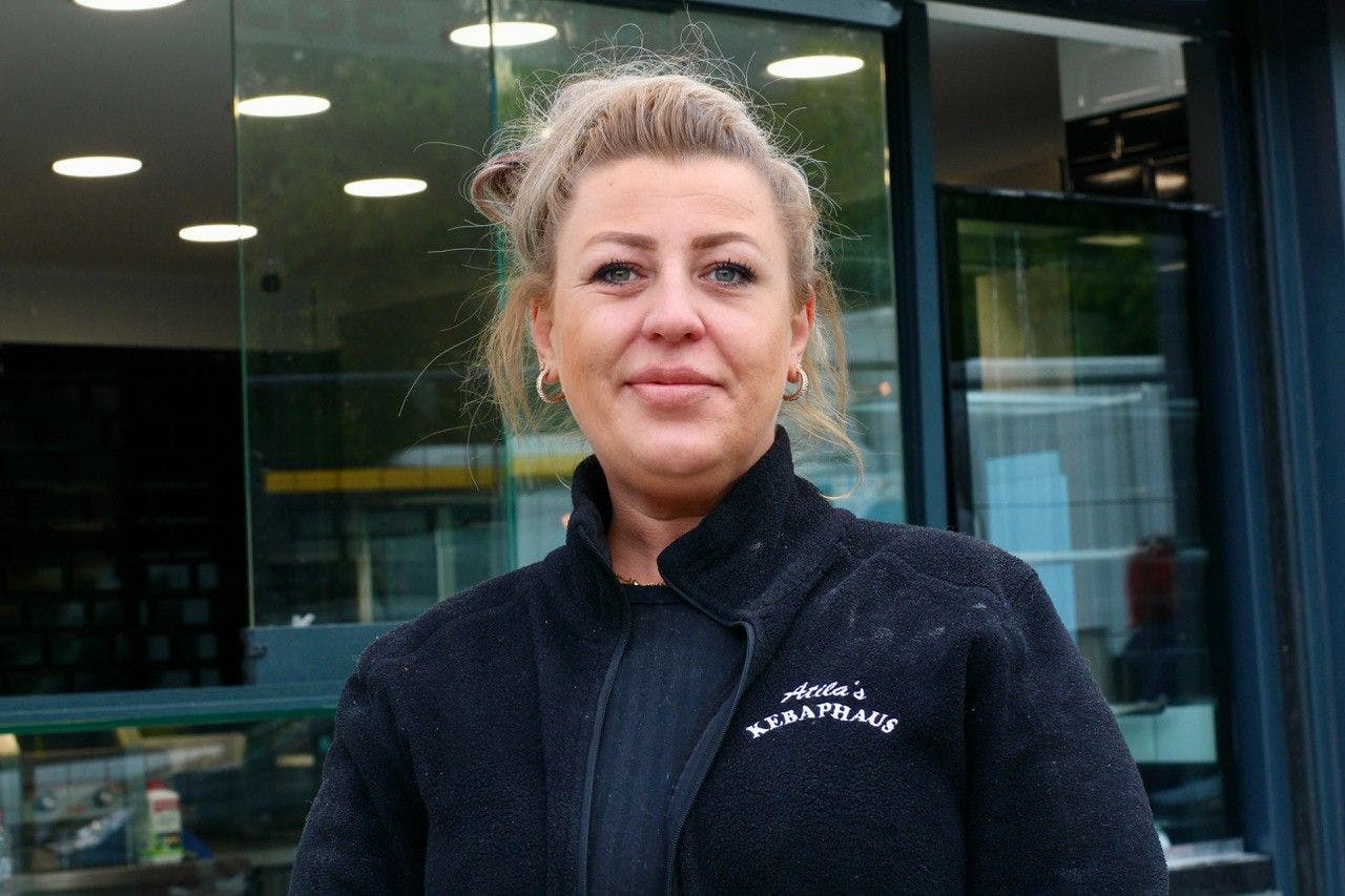 Dönerbuden, sowie die Dönerliebhaber gibt es in Berlin wie Sand am Meer. So ist auch der Dönermarkt dementsprechend hitzig und hart! Alice von den bald neu eröffneten ‚Atilas Kebap Haus 2‘ meint, sie haben den besten Döner – und um den Rest der Stadt davon zu überzeugen, verschenken sie einen ganzen Tag lang Döner an hungrige Berliner!