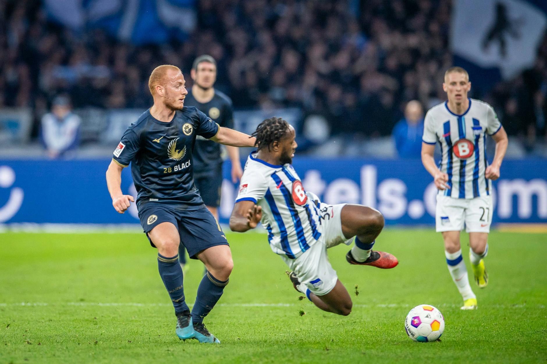 Deyo Zeefuik (26) schmeißt sich in jeden Zweikampf und bekommt nicht nur deswegen Lob von Trainer Pal Dardai und Sportdirektor Benjamin Weber.