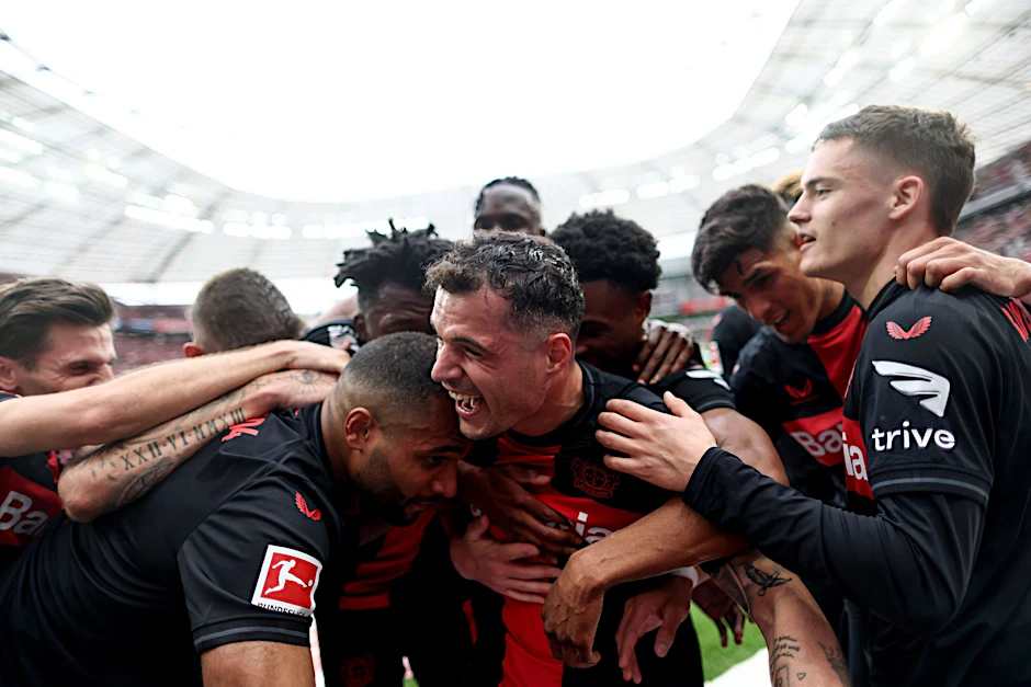 Bayer Leverkusen ist zum ersten Mal deutscher Fußball-Meister.  