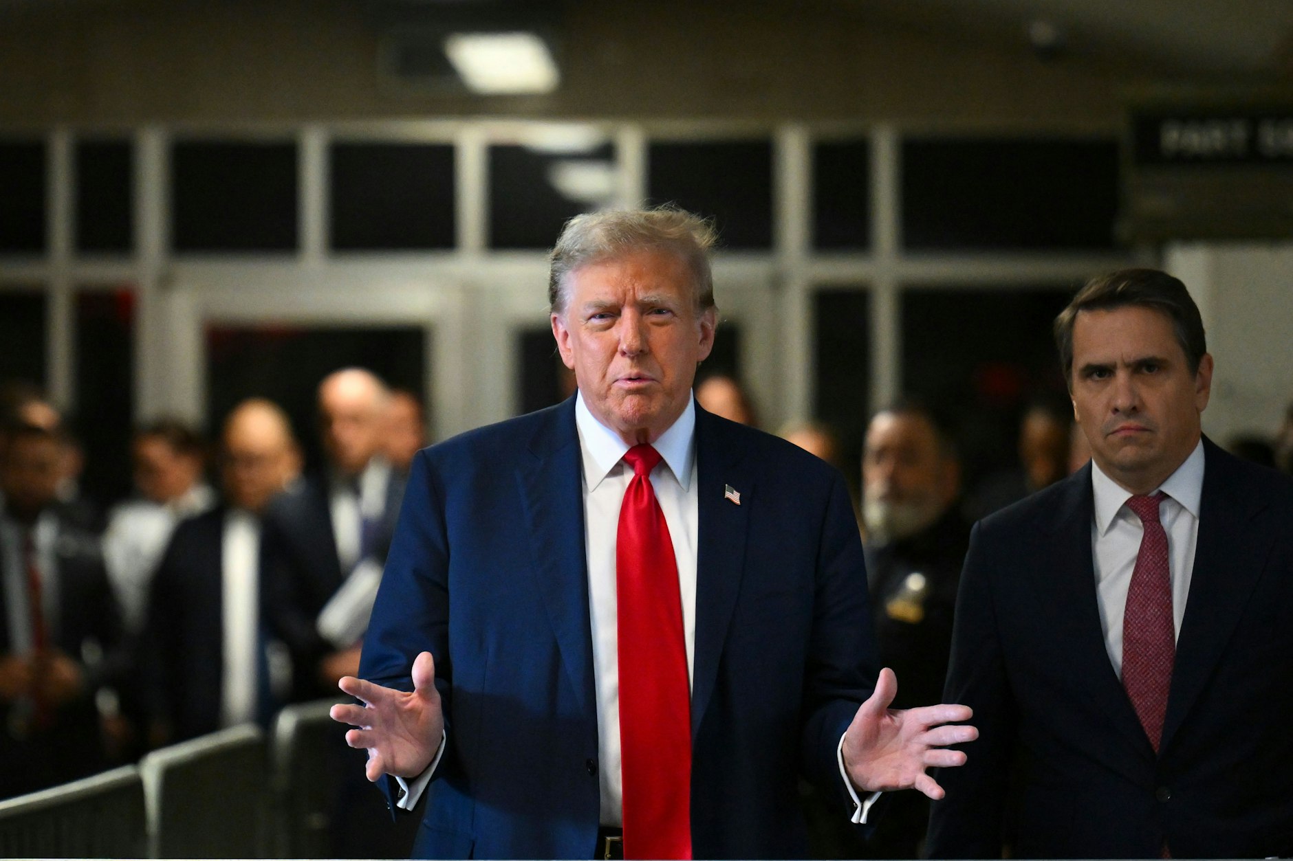 Der ehemalige US-Präsident Donald Trump betritt am Montag ein Gericht in New York.&nbsp;