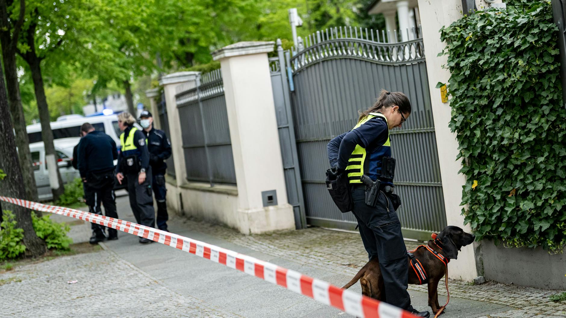 Spurensuche vor dem Villen-Grundstück in Berlin-Grunewald. Auch ein Hund ist im Einsatz.