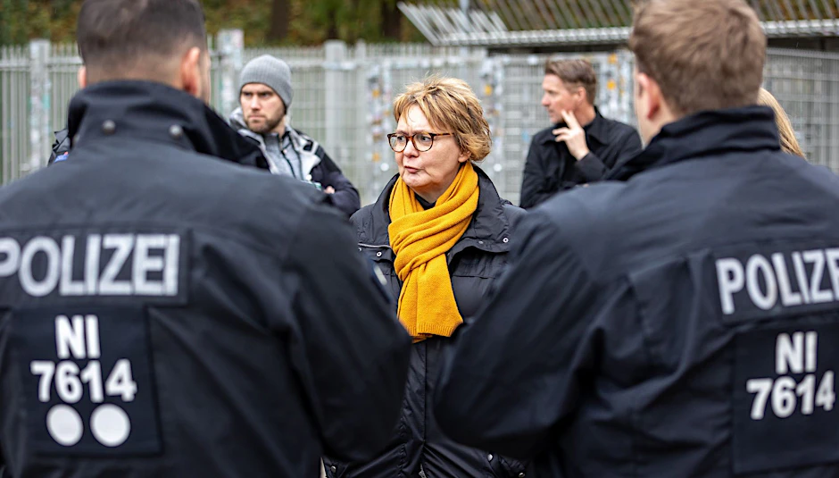 ARCHIV - Niedersachsens Innenministerin Daniela Behrens bringt einen Fan-Ausschluss für das Derby Hannover 96 gegen Eintracht Braunschweig ins Spiel.  
