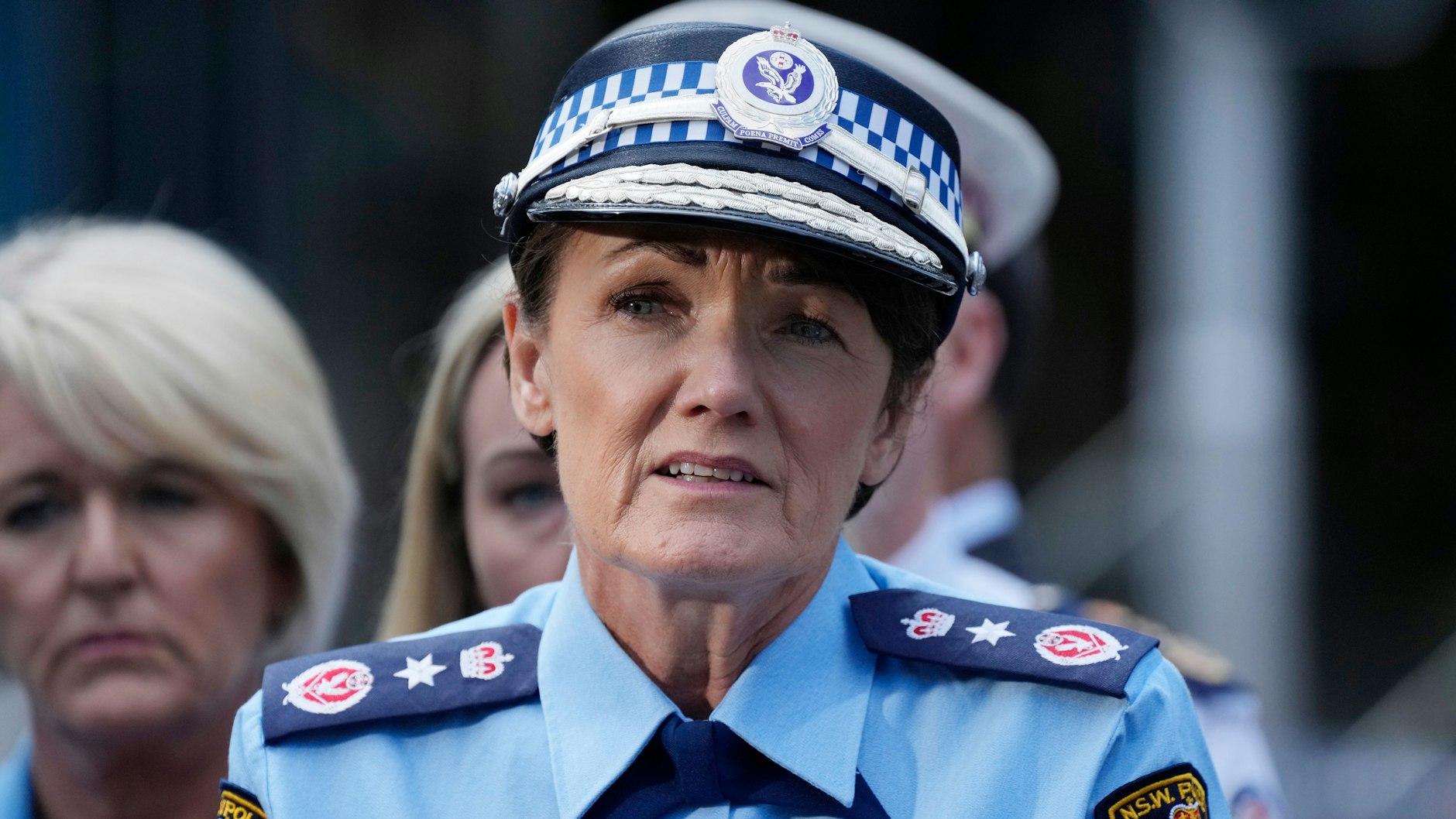 Karen Webb, Polizeipräsidentin des Bundesstaates New South Wales, spricht zu den Medien an der Bondi Junction in Sydney. Die Identität des Täters wurde am Sonntag enthüllt.
