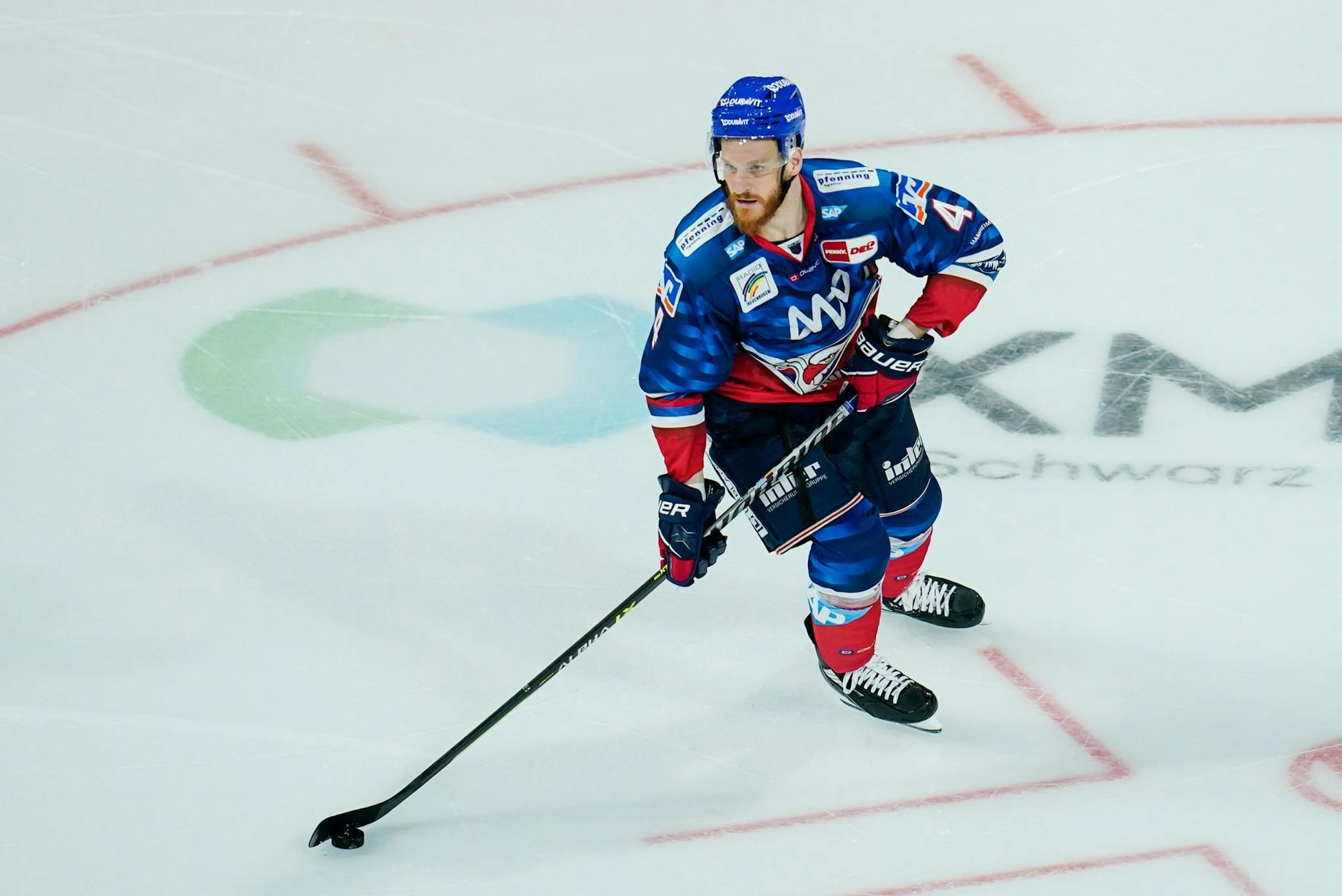 ARCHIV - Spielt seit 2021 für die Adler Mannheim: Verteidiger Korbinian Holzer.