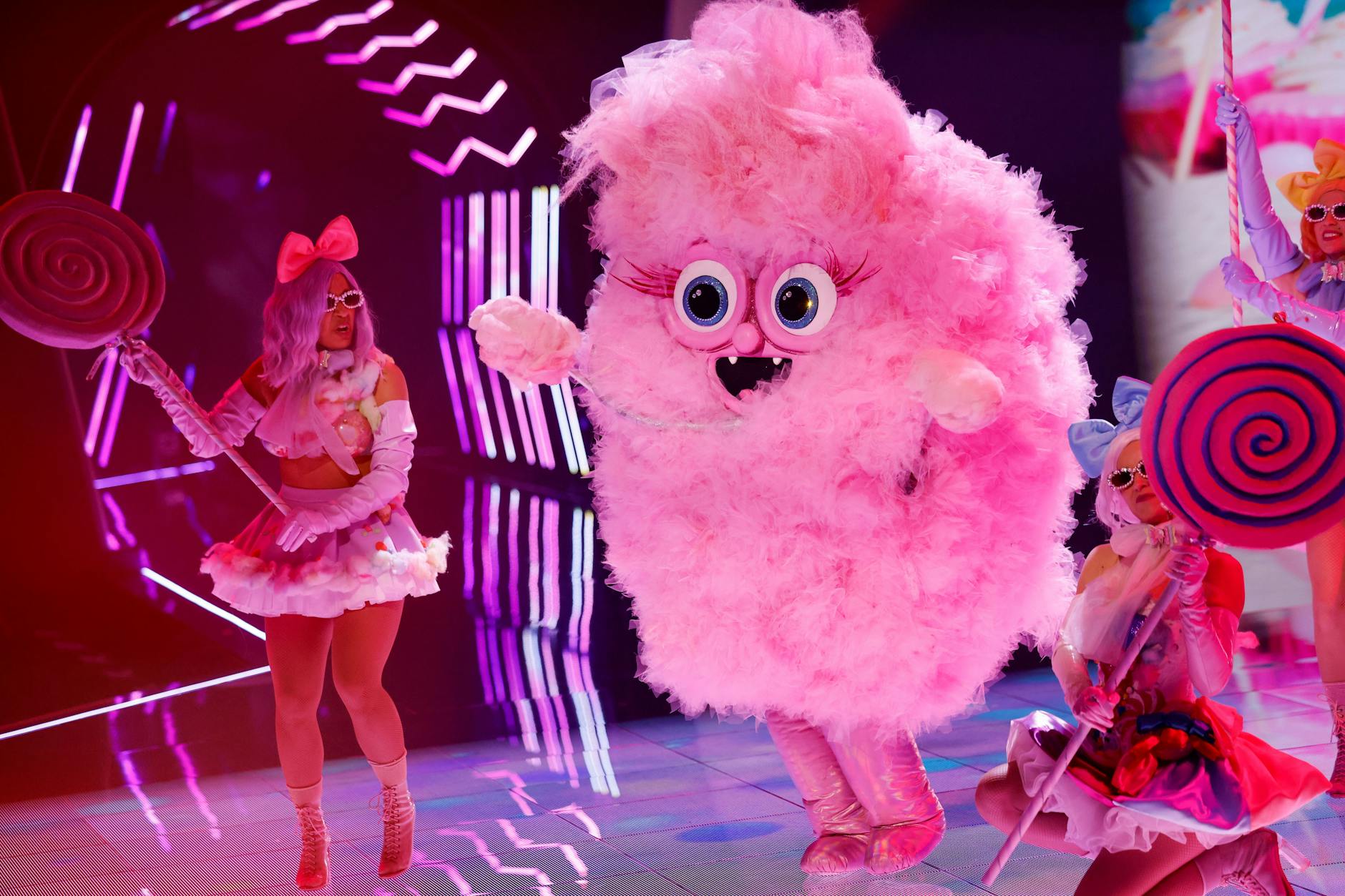 Die Zuckerwatte auf der Bühne von „The Masked Singer“. Welcher Star steckt wohl darunter?