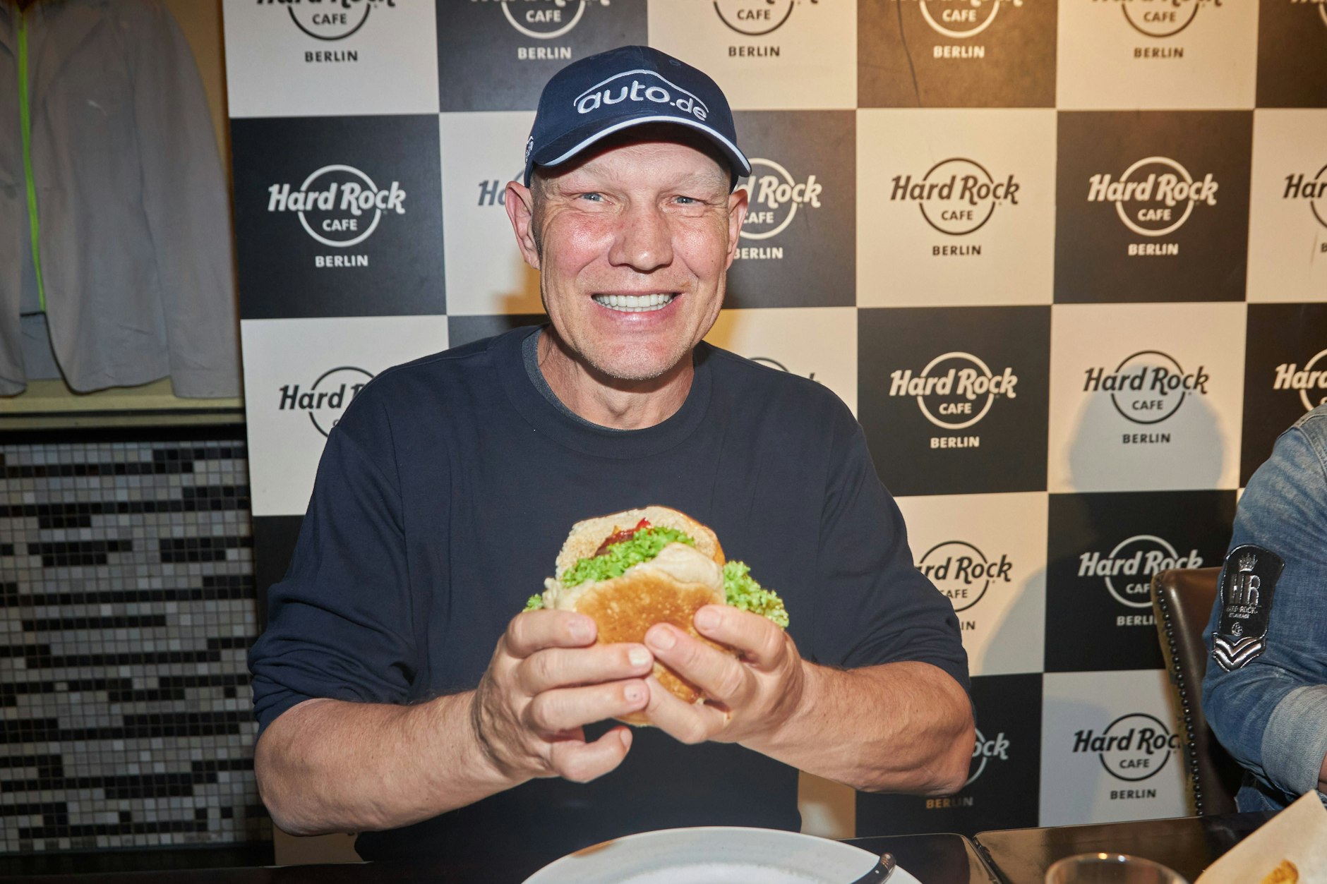 Axel Schulz isst gerne mal einen Burger, achtet aber ansonsten auf seine Ernährung.