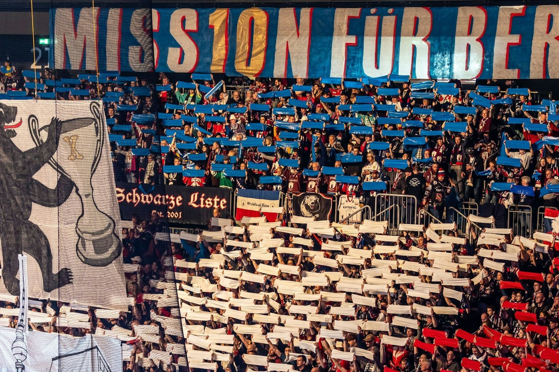 Die Fans haben in einer Choreo schon deutlich angezeigt, was sie sich von ihren Eisbären wünschen: Meistertitel Nummer 10.