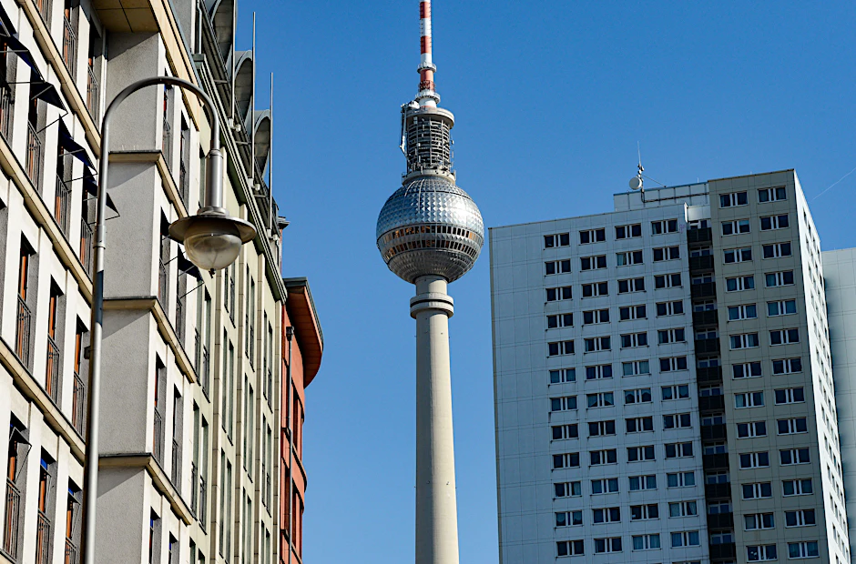 In Berlin müssen Wohnungssuchende mit festem monatlichen Budget aufgrund steigender Mieten Abstriche bei der Wohnfläche machen.
