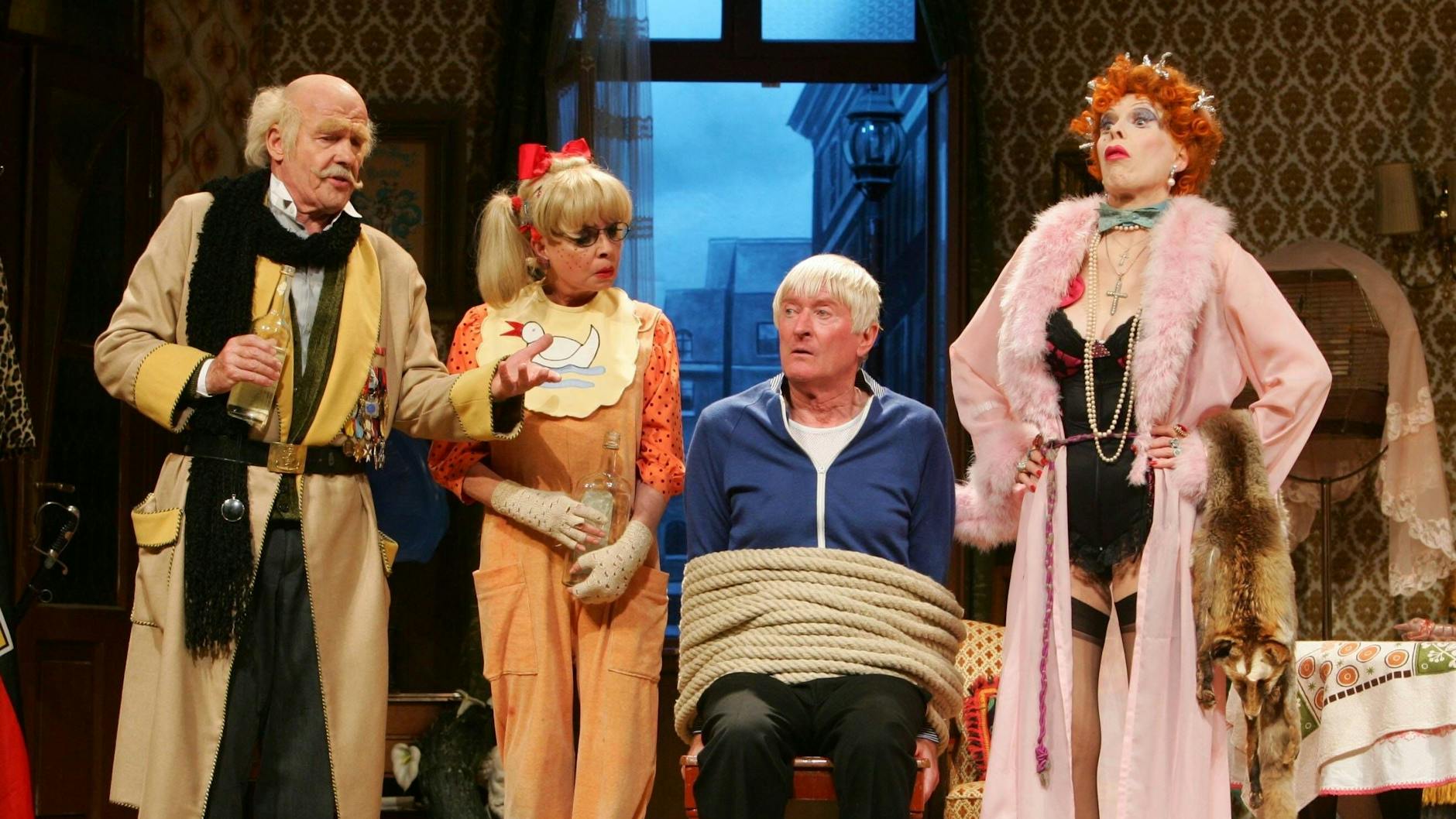 Im Jahr 2005 gastierte die Klimbim-Familie im Berliner Renaissance Theater - Wichart von Roëll (v.l.), Ingrid Steeger, Peer Augustinski und Elisabeth Volkmann. Von Roëll gab den schrulligen preußischen Militaristen-Opa. 