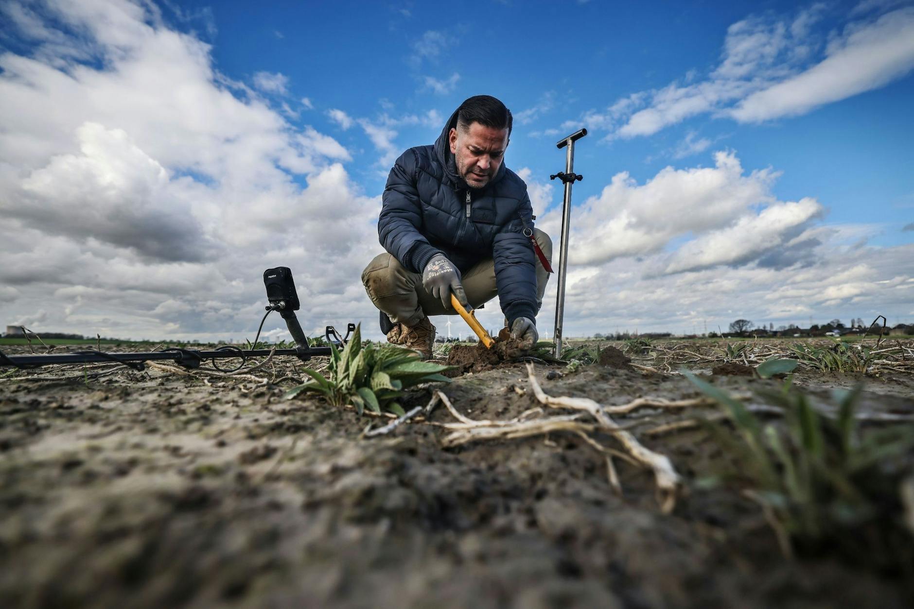 PRODUKTION - Schatzsucher Carsten Konze auf der Suche nach einem Gegenstand.