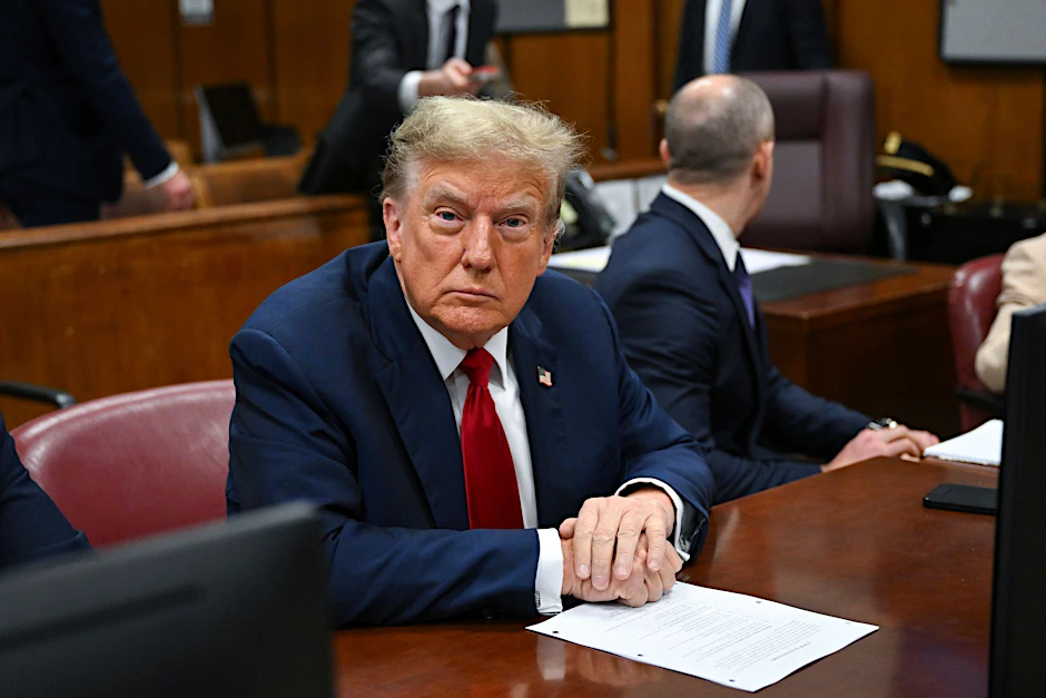 Donald Trump nimmt am ersten Verhandlungstag im Strafgericht in Manhattan teil.  