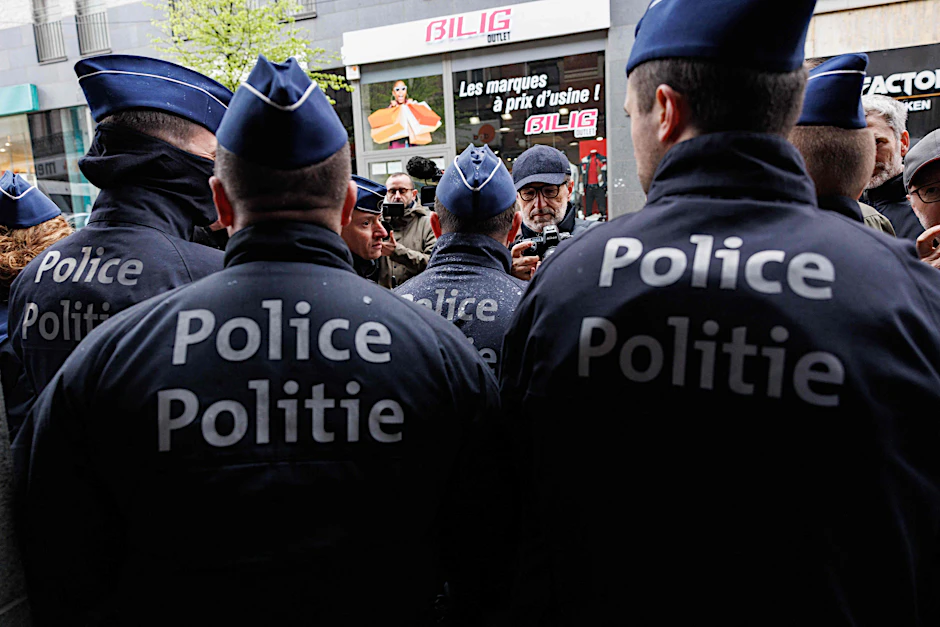Polizisten stehen vor dem Eingang der Konferenz des Nationalen Konservatismus in Brüssel.&nbsp;