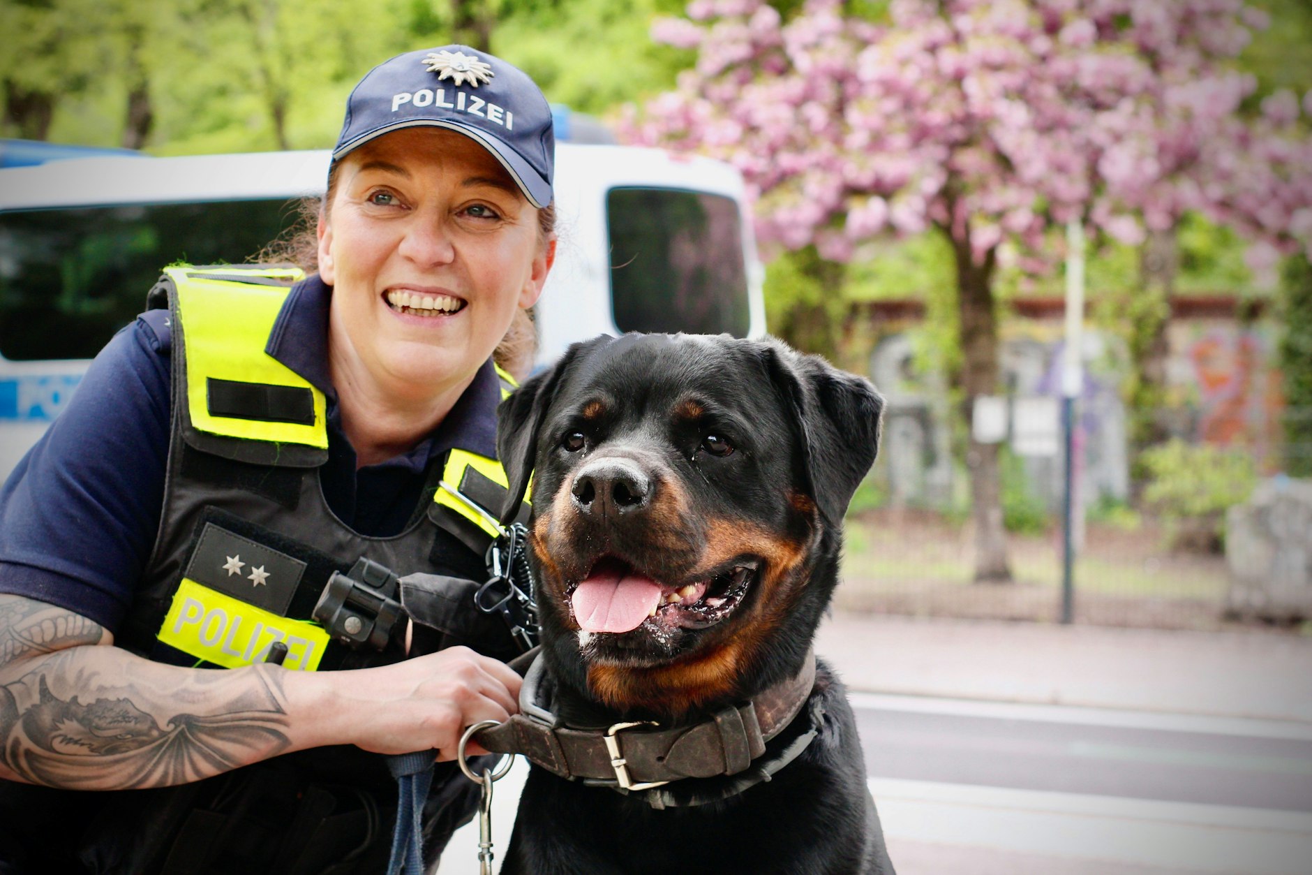 Rottweilerhündin Jara mit ihrer Kollegin und Hundeführerin Monika nach einem erfolgreichen Einsatz im Görlitzer Park in Kreuzberg.