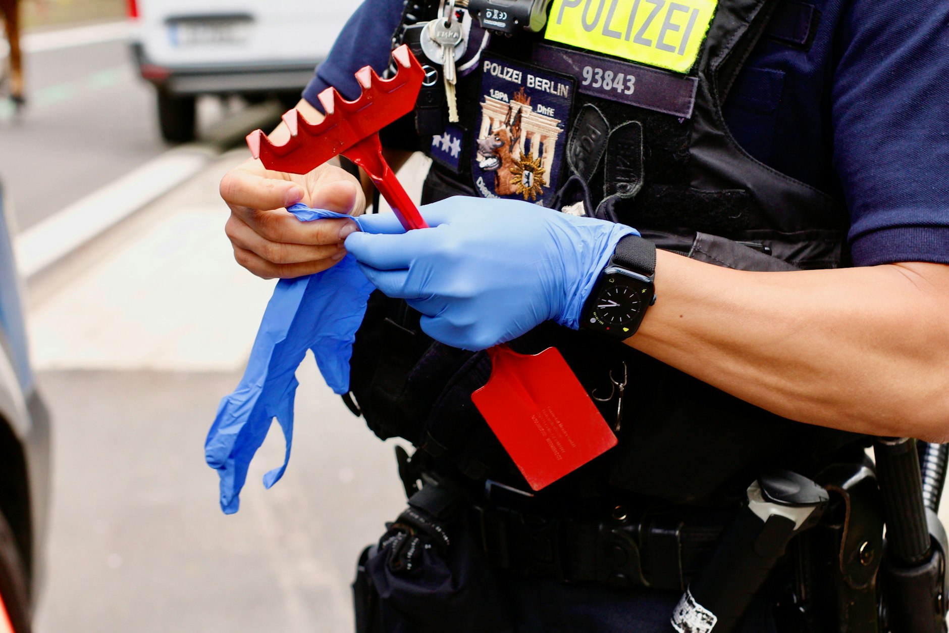 Zur Drogensuche hat die Hundestaffel ein kleines Sandschäufelchen dabei, auch tragen sie Plastikhandschuhe und tragen ein Säckchen mit Hundesüßigkeiten am Gürtel. Vorbereitet für alle Fälle.