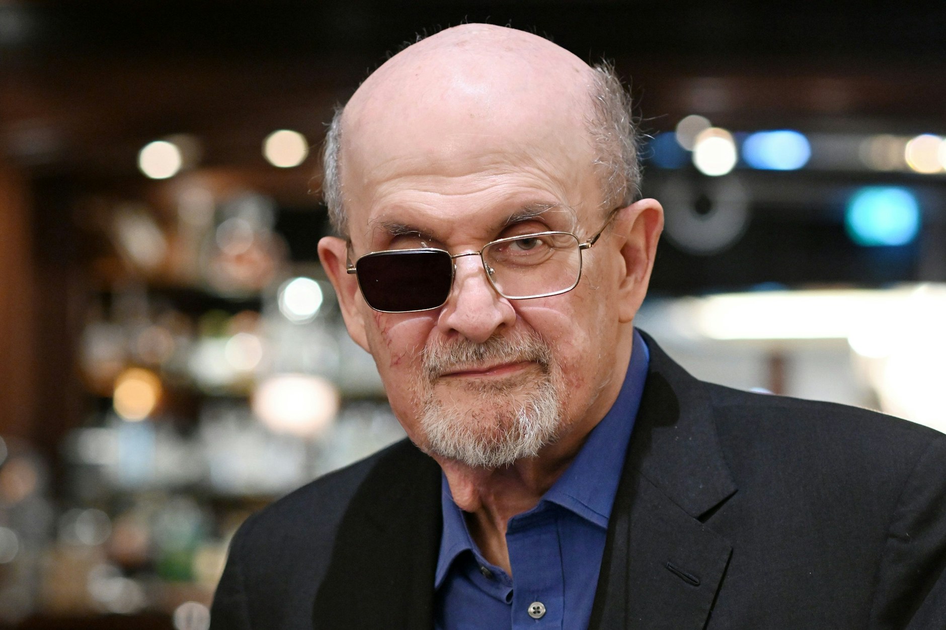 Salman Rushdie, berühmt durch Romane wie „Mitternachtskinder“, „Die satanischen Verse“, „Joseph Anton“ und „Victory City“