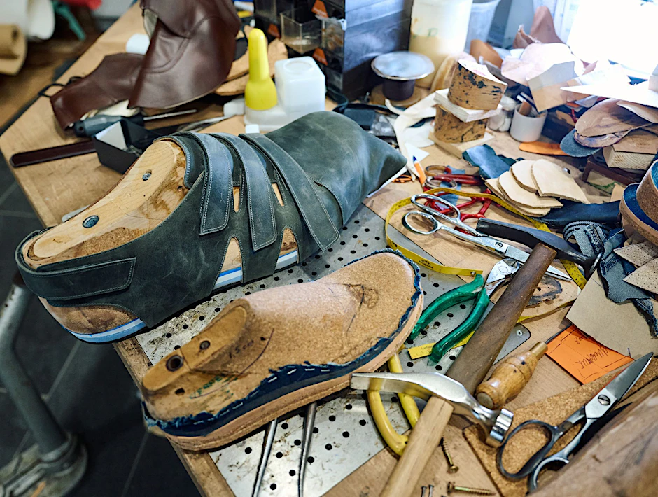 PRODUKTION - Die Schuhmacherwerkstatt von Georg Wessels in Vreden versorgt Jeison Rodriguez und andere Riesenwüchsige seit vielen Jahrzehnten mit passendem Schuhwerk.  
