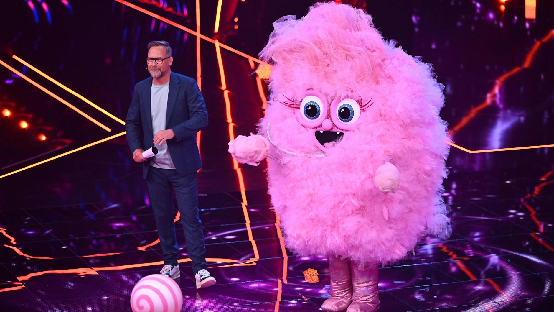 Masked Singer-Moderator Matthias Opdenhövel weiß, welcher Star im Kostüm der Zuckerwatte steckt.