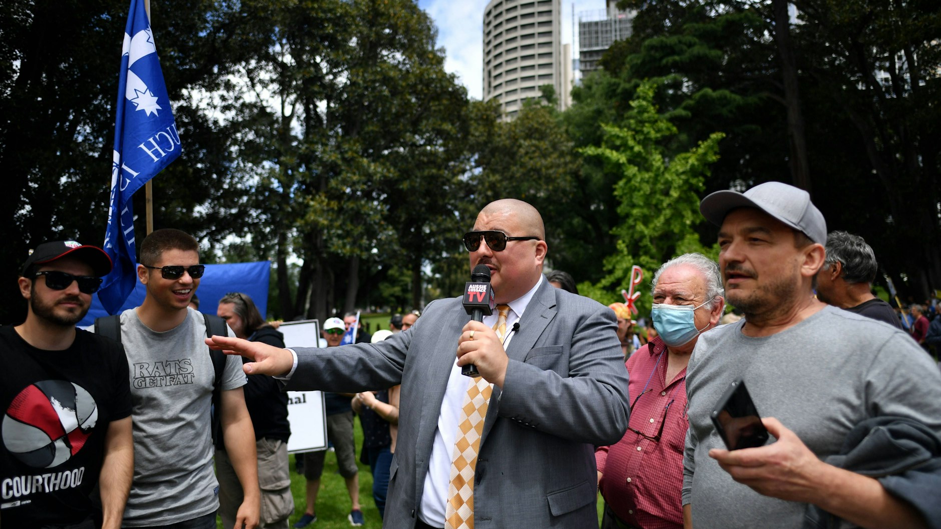 Der prorussische Aktivist Simeon Boikov verbreitete die Falschinformation von der angeblichen Täterschaft Benjamin Cohens als einer der ersten. Er versteckt sich schon länger im russischen Konsulat in Sydney, um sich einem Haftbefehl der australischen Behörden gegen ihn zu entziehen.