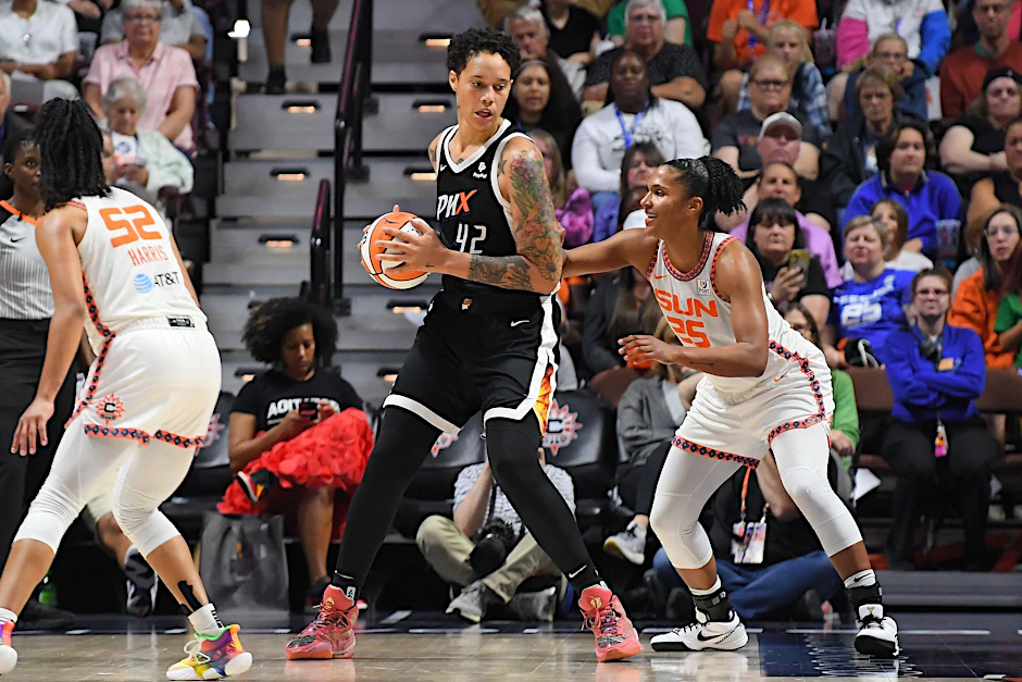 ARCHIV - Brittney Griner (M) und ihre Ehefrau erwarten ihr erstes Kind.   Wire/dpa