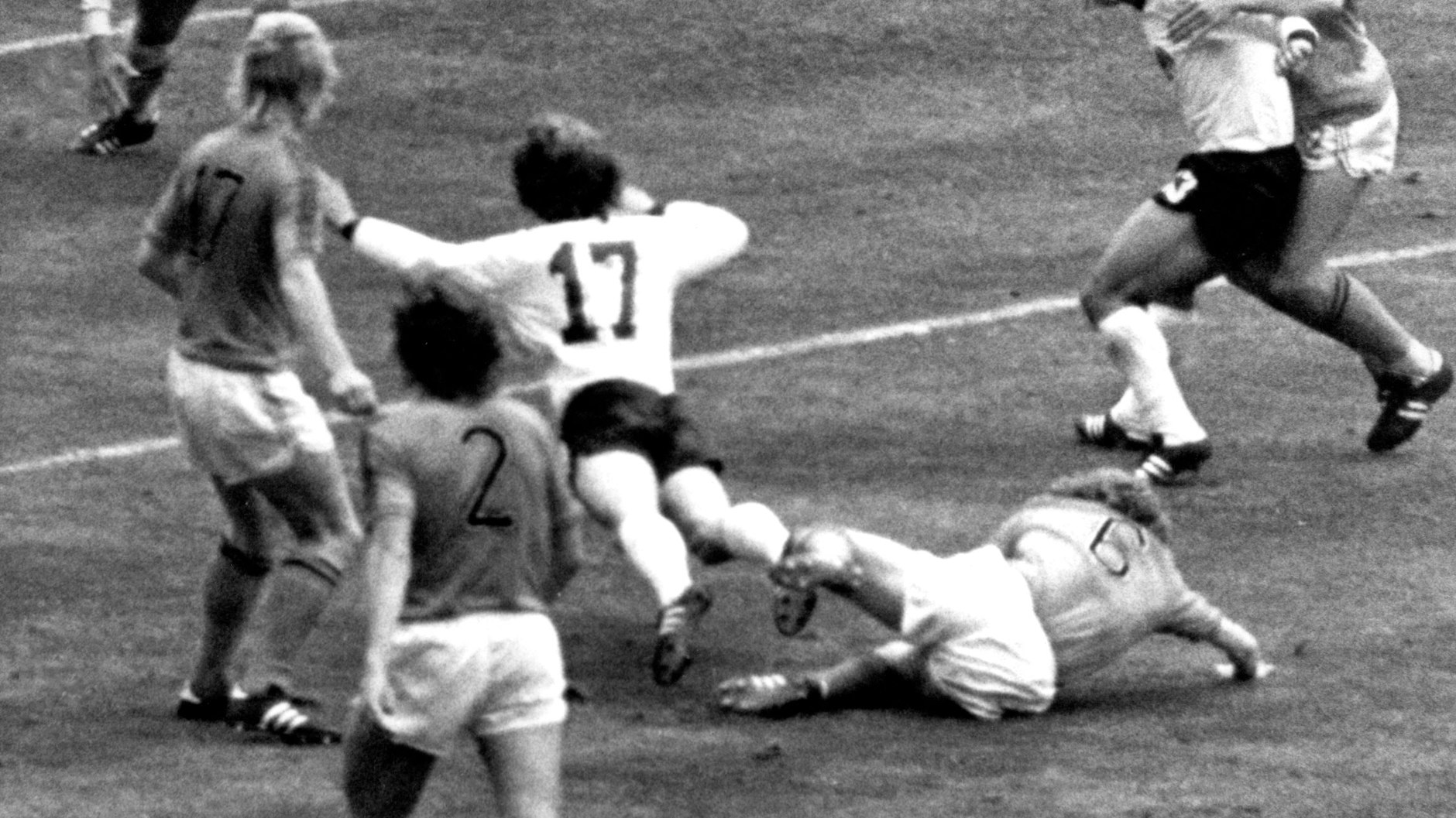 WM-Finale am 7. Juli 1974 in München: Der niederländische Abwehrspieler Wim Jansen (r, unten, Nr. 6) geht zum Ball,&nbsp; Bernd Hölzenbein (Nr. 17) fällt - Elfmeter, der zum 1:1-Ausgleich der DFB-Elf führt.&nbsp;